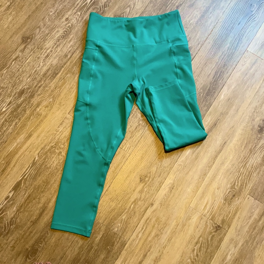 Zyia Light & Tight 24 Capri legging. 24 inch inseam. MINT. Emerald type color